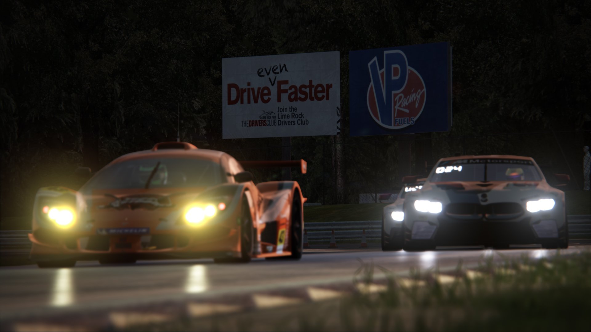 拼搏精神：双方攻防激烈，比赛氛围一触即发！，赛场上拼搏精神